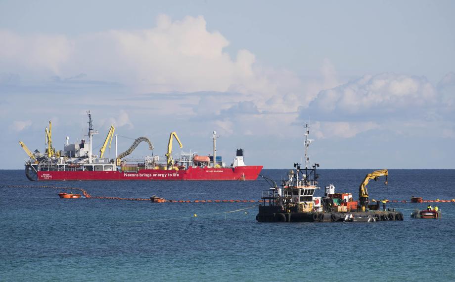 El barco cablero Skagerrak en Cala Mesquida (Capdepera, Mallorca), donde ha concluido la instalación del cable submarino del enlace eléctrico Menorca-Mallorca.