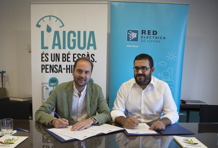 The Regional Delegate for Red Eléctrica de España in Balearic Islands, Eduardo Maynau, and the Regional Minister for the Environment, Agriculture and Fisheries, Vicenç Vidal, sign the collaboration agreement.