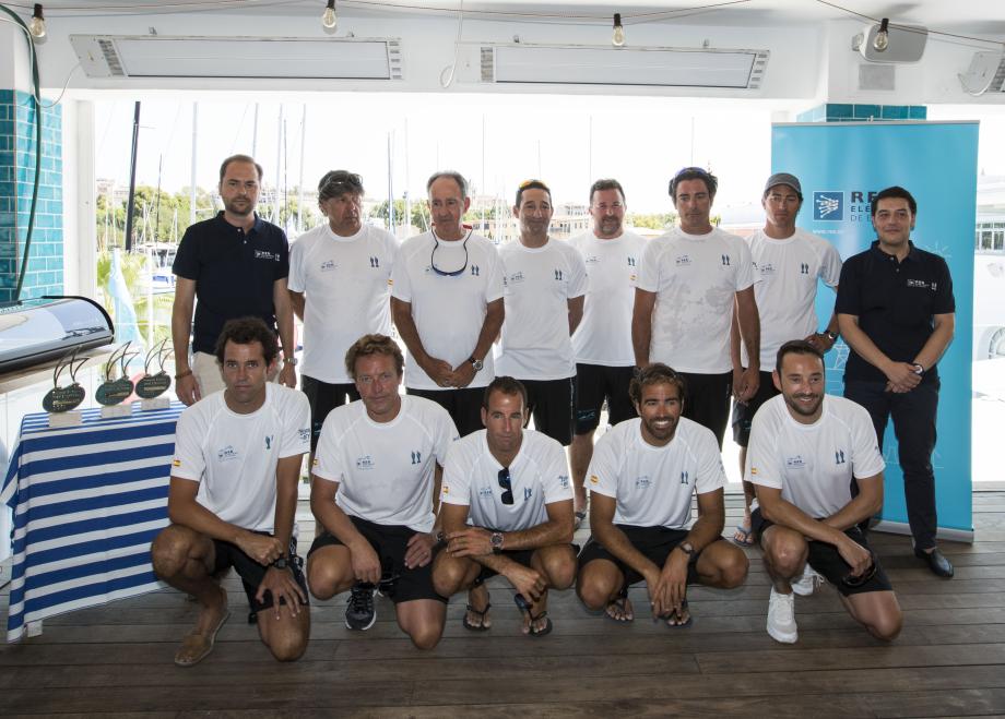 El equipo de regatas del 'Red Eléctrica de España' junto con el delegado en Baleares de la compañía, Eduardo Maynau (a la iaquierda) y el director corporativo adjunto al consejero delegado, Francisco Ruiz.