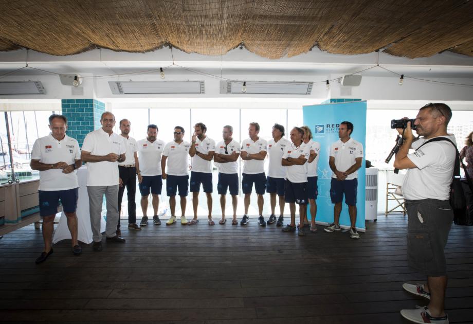 De izquierda a derecha, el armador del ‘Red Eléctrica de España’, Javier Sanz, el director de Comunicación de la compañía, Antonio Prada, y el delegado en Baleares, Eduardo Maynau, junto con el equipo de regatas que competirá en la 37.ª Copa del Rey de vela, durante el acto de presentación.
