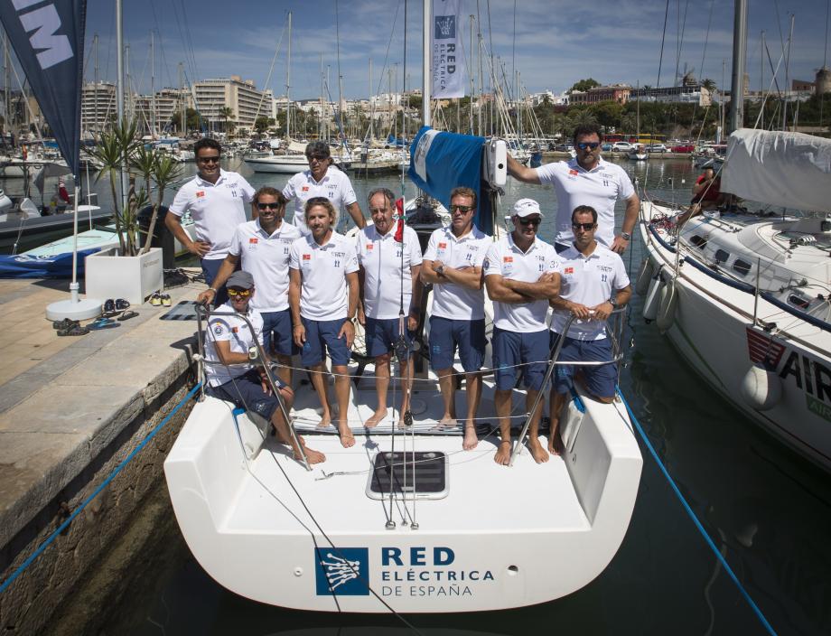El equipo de regatas del ‘Red Eléctrica de España’ que este año compite en la clase ORC 2, en tiempo compensado.