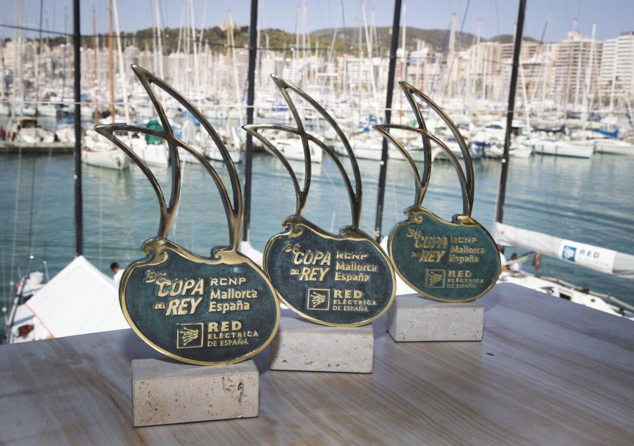 Red Eléctrica de España patrocina por cuarto año consecutivo los trofeos Enlace" que se entregan a los mejores clasificados en el ecuador de la competición."