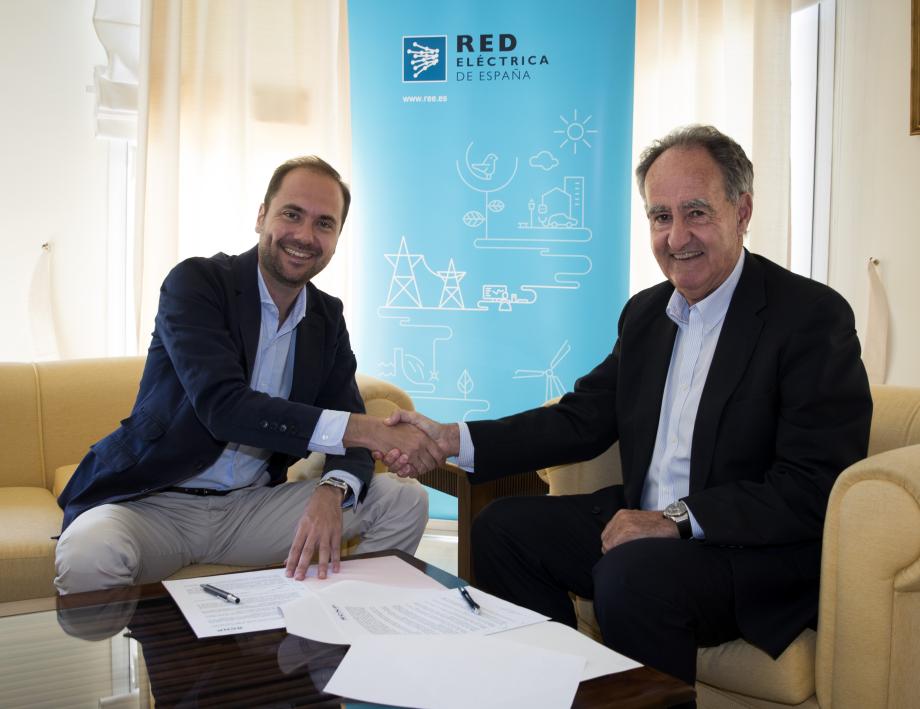 El delegado de Red Eléctrica en Baleares, Eduardo Maynau, y el presidente del Real Club Náutico de Palma, Javier Sanz, firman el convenio de colaboración.