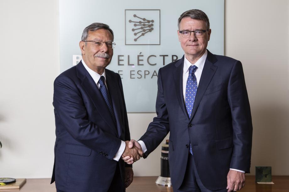 El hasta hoy presidente del Grupo Red Eléctrica, José Folgado, y su sucesor en el cargo, Jordi Sevilla.