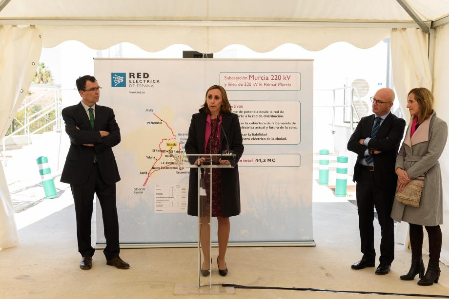 La directora general de Transporte de Red Eléctrica, Eva Pagán, en un momento de la inauguración de la subestación Murcia, acompañada por el alcalde de la ciudad, José Ballesta (izquierda); el consejero de Empleo, Universidades y Empresa de la Región de Murcia, Juan Hernández, y la directora general de Energía y Actividad Industrial y Minera, Esther Marín.