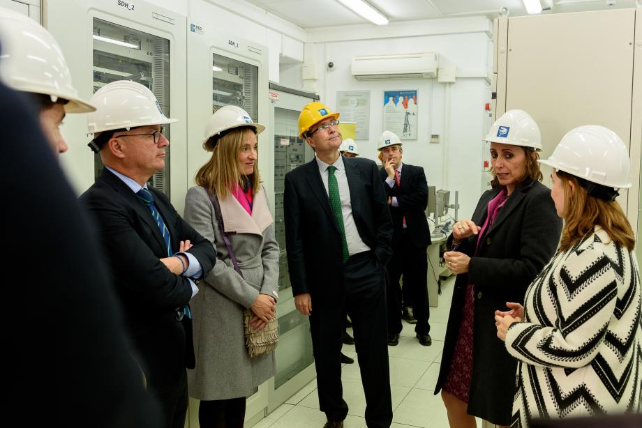 El consejero de Empleo, Universidades y Empresa de la Región de Murcia, Juan Hernández; la directora general de Energía y Actividad Industrial y Minera, Esther Marín, y el alcalde de la ciudad, José Ballesta, atienden a la explicación de Eva Pagán y de la jefa de Demarcación de Transporte de Red Eléctrica en la zona, Marta Orts, sobre el funcionamiento de la subestación de Murcia de 220 kV.