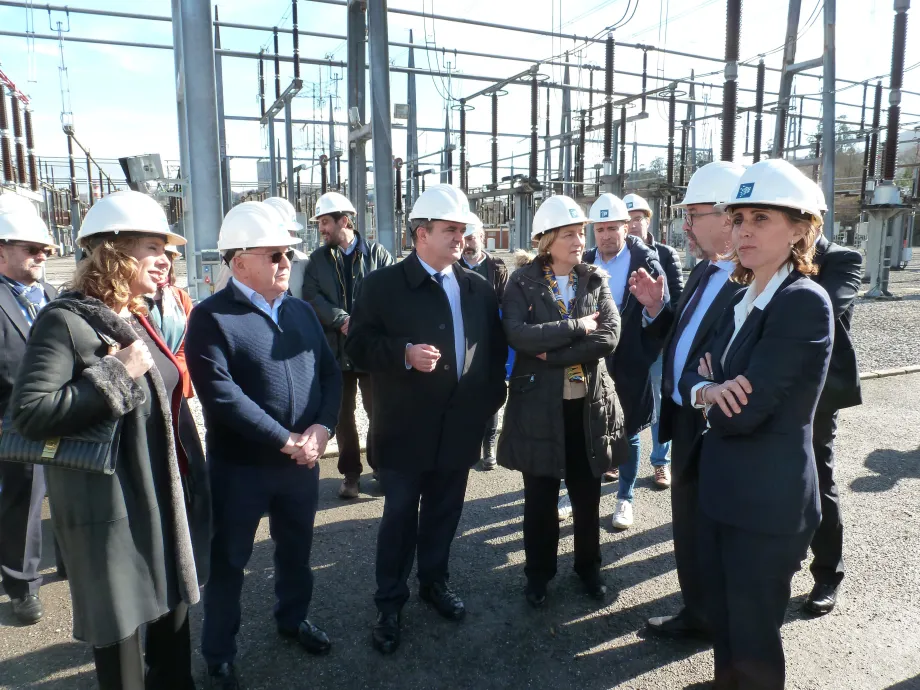 El consejero de Empleo, Industria y Turismo del Principado de Asturias, Isaac Pola, y la delegada del Gobierno, Delia Losa, atienden las explicaciones sobre las actuaciones de Red Eléctrica en el entorno de la subestación de Soto de Ribera.