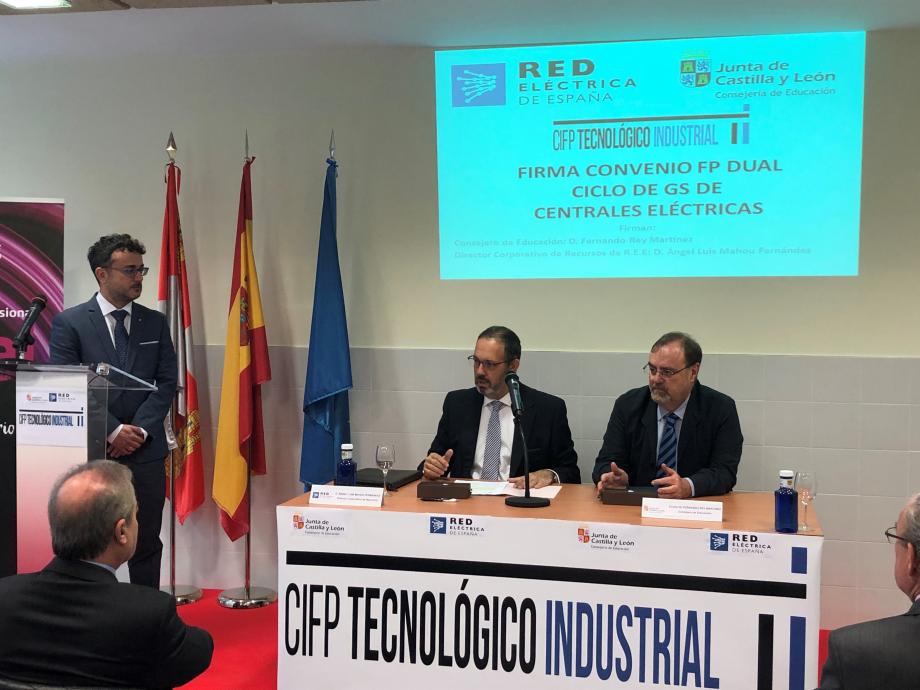 Ángel Mahou, director corporativo de Recursos de Red Eléctrica (a la izquierda), y Fernando Rey, consejero de Educación de la Junta durante la firma del convenio.