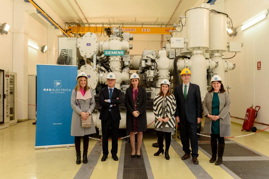 De izquierda a derecha: Esther Marín, directora general de Energía y Actividad Industrial y Minera; Juan Hernández, consejero de Empleo, Universidades y Empresa; Eva Pagán, directora general de Transporte de Red Eléctrica de España; Marta Orts, jefa de la Demarcación de Transporte de Red Eléctrica de España en la zona; José Ballesta, alcalde de Murcia, y Maite Vela, delegada regional de Red Eléctrica de España.