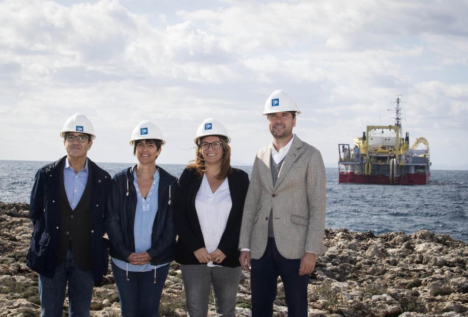 De izquierda a derecha: Juan Pedro Yllanes, vicepresidente del Govern Balear y consejero de Transición Energética y Sectores Productivos; Joana Gomila, alcaldesa de Ciudadela; Susana Mora, presidenta del Consell de Menorca; y Eduardo Maynau, delegado regional de Red Eléctrica de España en Baleares.