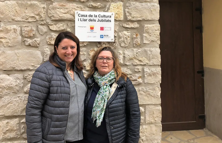La delegada de Red Eléctrica de España en la Comunidad Valenciana, Maite Vela, y la alcaldesa de Palanques, Lucía Martí, en el hogar de jubilados al que se ha dotado de nuevas equipaciones.