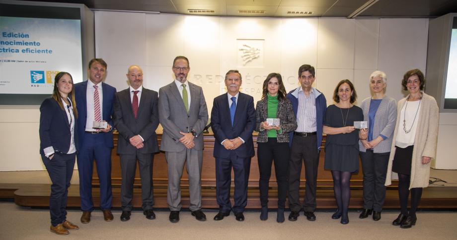 El presidente de Red Eléctrica de España, José Folgado; el director corporativo de Recursos, Ángel Mahou, y el director de Recursos Humanos, Jose Antonio Vernia, entregan los galardones.