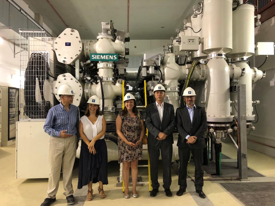 En el centro, la delegada regional de Red Eléctrica de España, Maite Vela, junto con el conseller de Economía Sostenible de la Generalitat Valenciana, Rafael Climent, y el director de Servicios para el Transporte de la compañía, Luis Velasco, a la derecha, en la nueva subestación Aqua.
