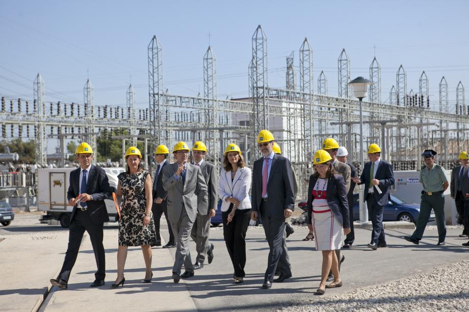 La delegada del Gobierno en la Comunidad Valenciana y el director general de Transporte de Red Eléctrica, en un momento de la visita a la subestación de Torrent