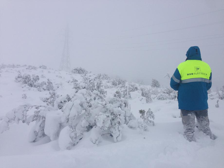 A pesar del intenso temporal de nieve y frío que sufrió la Península, Red Eléctrica inspeccionó las instalaciones de Huesca, provincia donde la cota de nieve superó los 2 metros.