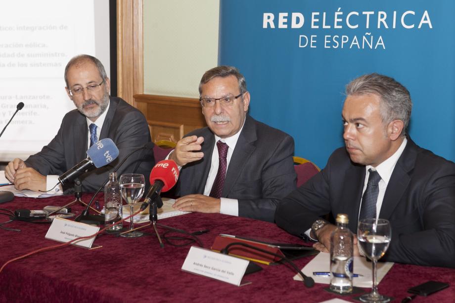 De izquierda a derecha, Carlos Collantes, director general de Transporte, José Folgado, presidente, y Andrés Seco, director general de Operación, en un momento de la rueda de prensa de Red Eléctrica en Canarias.