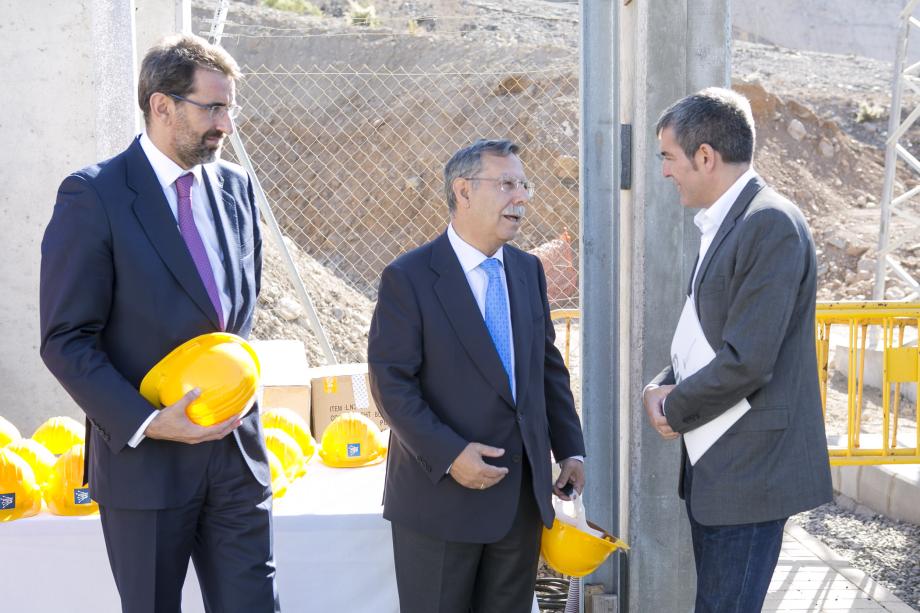 El consejero delegado de Red Eléctrica, Juan Lasala, y el presidente de la compañía, José Folgado, reciben al presidente del Gobierno de Canarias, Fernando Clavijo, a su llegada a la subestación de Santa Águeda.