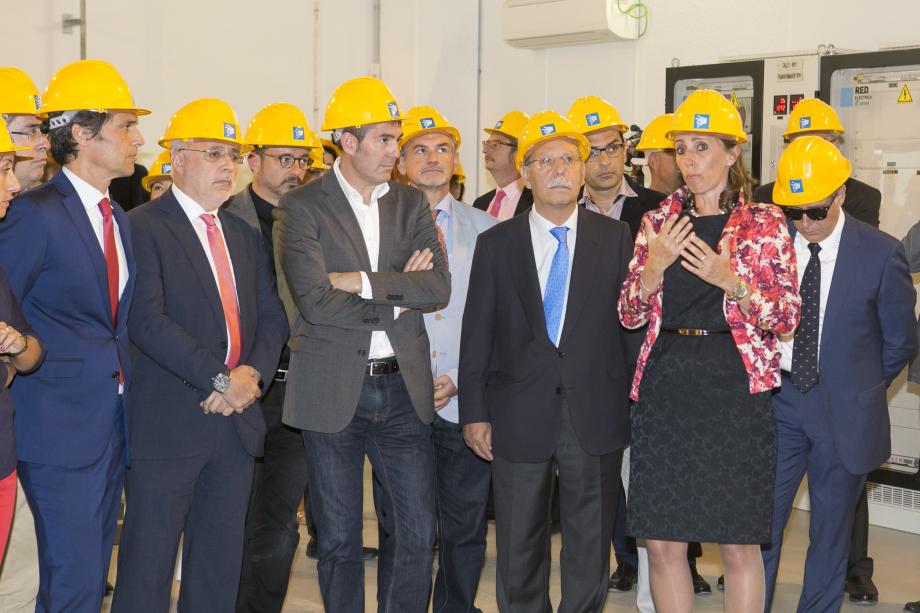 La directora general de Transporte de Red Eléctrica, Eva Pagán, explica a los invitados las características de la nueva subestación de Santa Águeda.