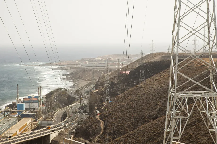 La sustitución de los apoyos y de los elementos deteriorados en la zona comprende tanto el diseño e instalación de  los nuevos apoyos como el saneamiento y refuerzo de sus anclajes.