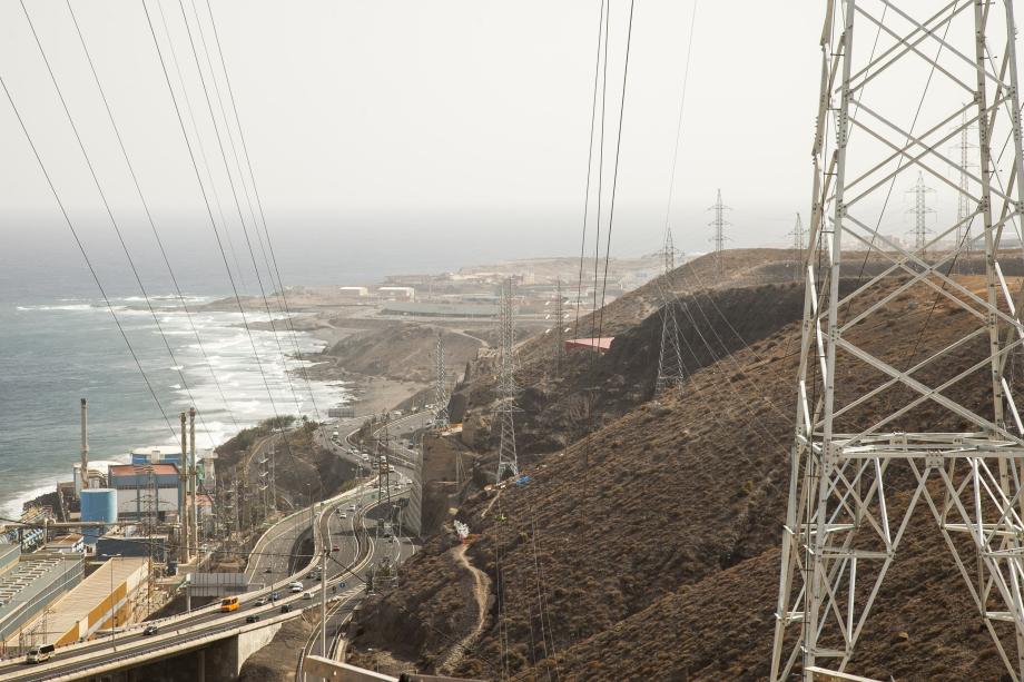 La sustitución de los apoyos y de los elementos deteriorados en la zona comprende tanto el diseño e instalación de  los nuevos apoyos como el saneamiento y refuerzo de sus anclajes.