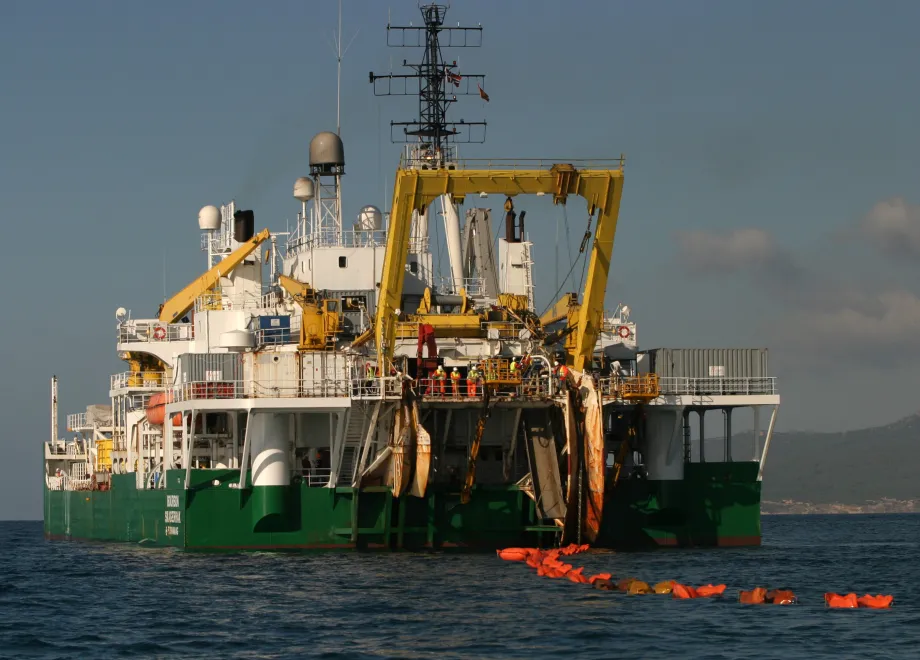 Maniobras para la instalación de balizas que guían el tendido del cable submarino hasta el subterráneo desde el Skagerrak"."