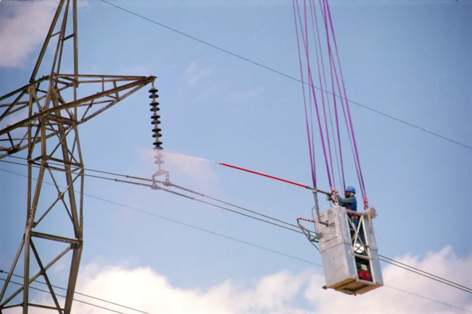 Lavado con barquilla de los aisladores de un apoyo