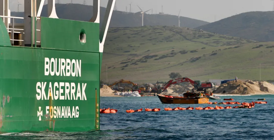 Maniobras para la instalación de balizas que guían el tendido del cable submarino hasta el subterráneo, situado en la playa de Los Lances (Tarifa).