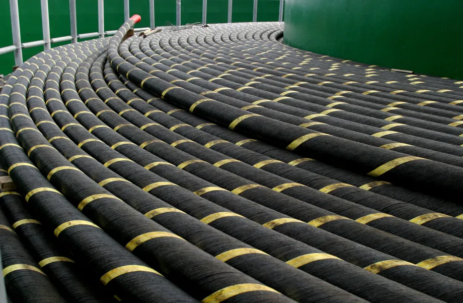 Detalle del cable submarino almacenado en una sola pieza y preparado para el tendido.