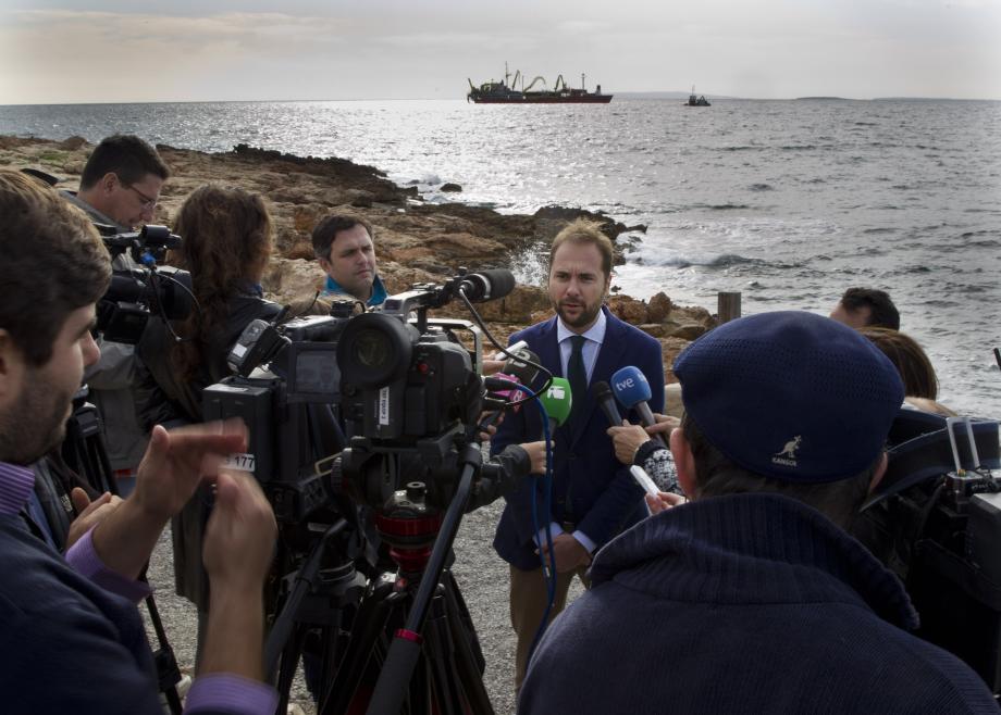 Eduardo Maynau, Red Eléctrica’s Regional Delegate in the Balearic Islands, answers questions from the press during the start of the cable laying works for the submarine interconnection between Ibiza and Majorca.