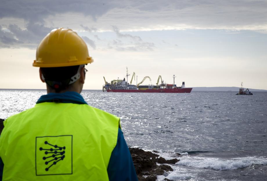 Image of the ship ‘Skagerrak’ which performs the works for the laying of the submarine cable.