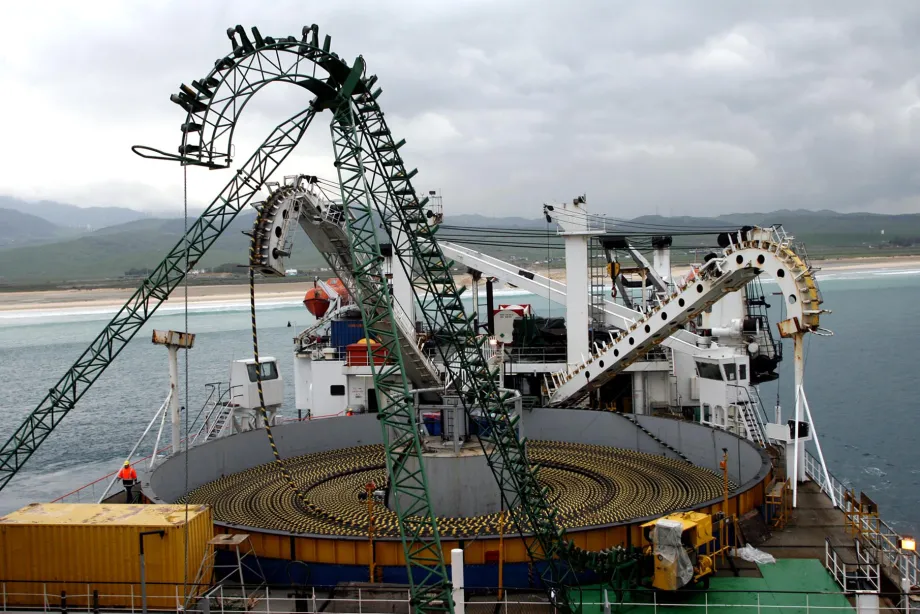 Brazo articulado que conduce el cable submarino en la cubierta del Giulio Verne"."