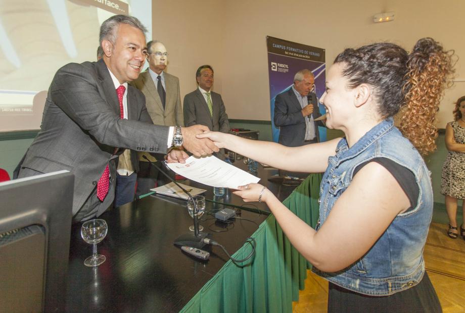 El director general de Operación de Red Eléctrica de España, Andrés Seco, clausuró el pasado viernes, en Valladolid, este III Campus de la Energía Eléctrica organizado por la Fundación Universidades y Enseñanzas Superiores de Castilla y León y REE, con la colaboración del Ente Regional de la Energía (EREN) y la Dirección General de Energía y Minas de Castilla y León.
