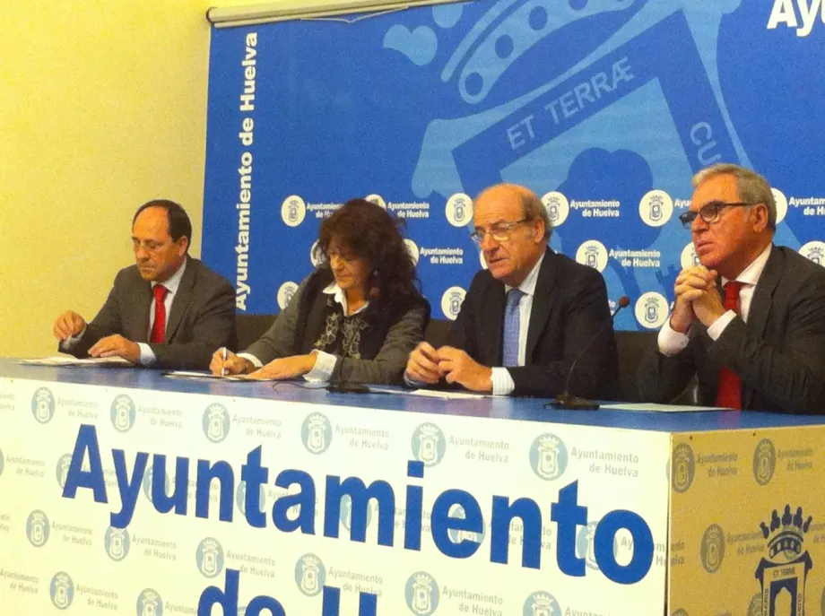 De izquierda a derecha, el delegado regional de Red Eléctrica en Andalucía, Miguel González, la directora corporativa de Relaciones Institucionales y Asuntos Corporativos de Red Eléctrica, Ana Cuevas; el alcalde de Huelva, Pedro Rodríguez, y el concejal de Urbanismo, Francisco Moro.