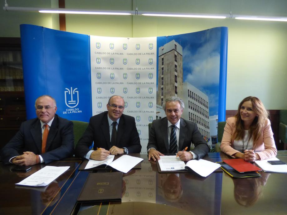 Representantes de Red Eléctrica de España y del Cabildo de La Palma, durante la firma del convenio.