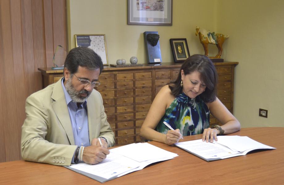 El alcalde de Sagunto, Alfredo Castelló, y la delegada de Red Eléctrica en la Comunidad Valenciana, Maite Vela, durante la firma del convenio que responde al compromiso de la compañía para favorecer la creación de valor en las zonas donde está presente.
