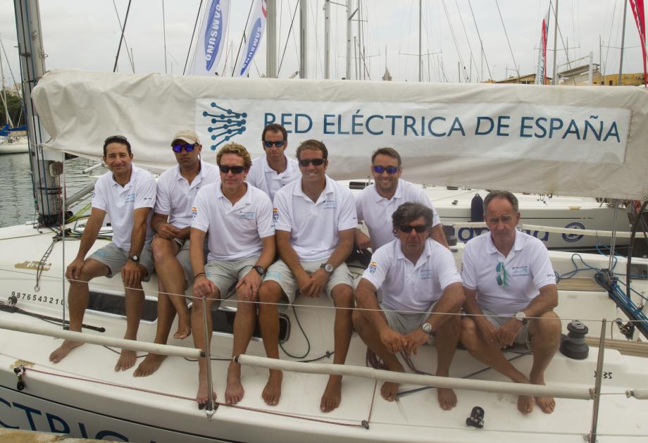 La tripulación del 'Red Eléctrica', que competirá en la 33º Copa del Rey de Vela, en el velero.