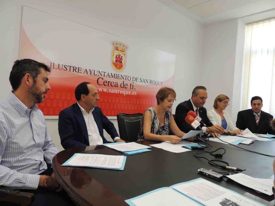 Miguel González, delegado regional Sur de Red Eléctrica (segundo por la izquierda), en el acto de presentación de los Cursos de Verano.