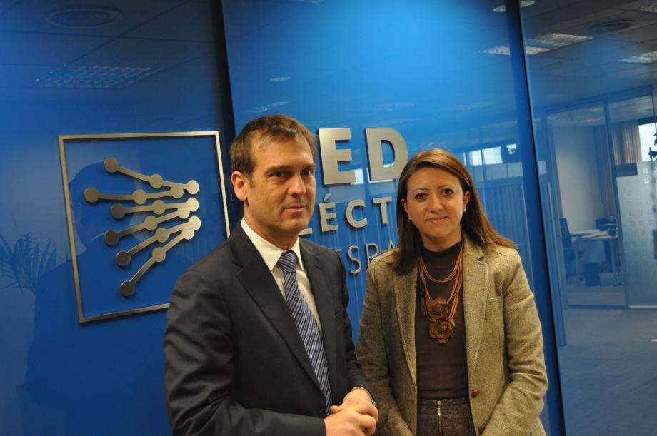 El director general de Energía de la Generalitat Valenciana, Antonio Cejalvo, y la delegada de Red Eléctrica, Maite Vela, en la sede de la compañía en Valencia.