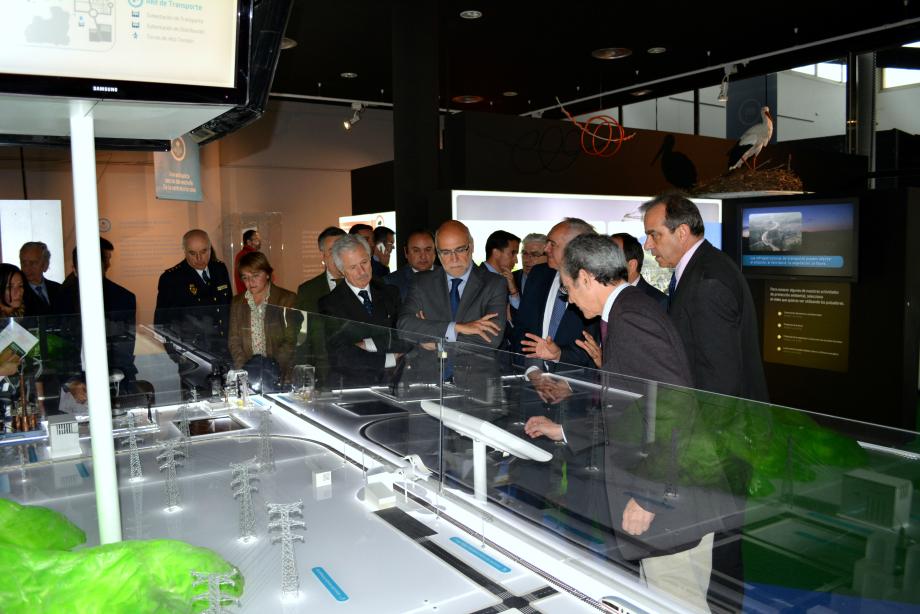 Inauguración de ExpoREE en Mérida Autoridades ante la maqueta del sistema eléctrico el día de la inauguración.