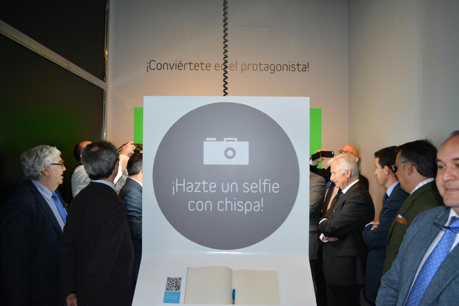 Inauguración de ExpoREE en Mérida Autoridades haciéndose un selfie (autofoto) en el nuevo fotomatón de la exposición.