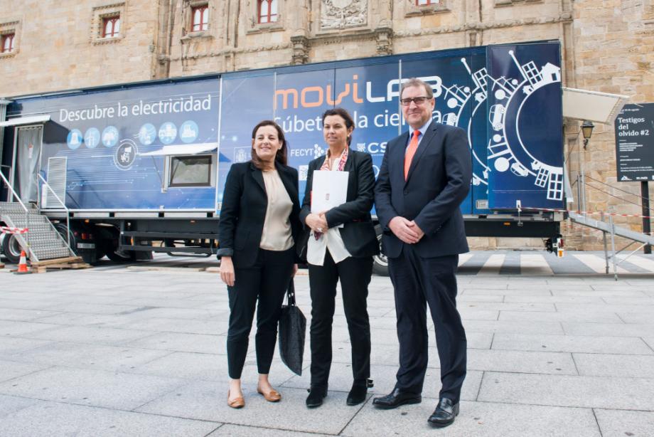 La Directora del Departamento de Cultura Científica de FECYT, la Concejala de Cultura, Educación y Cooperación del Ayuntamiento de Gijón, y el Delegado Regional Noroeste de Red Eléctrica, en la presentación del proyecto Movilab en Gijón.