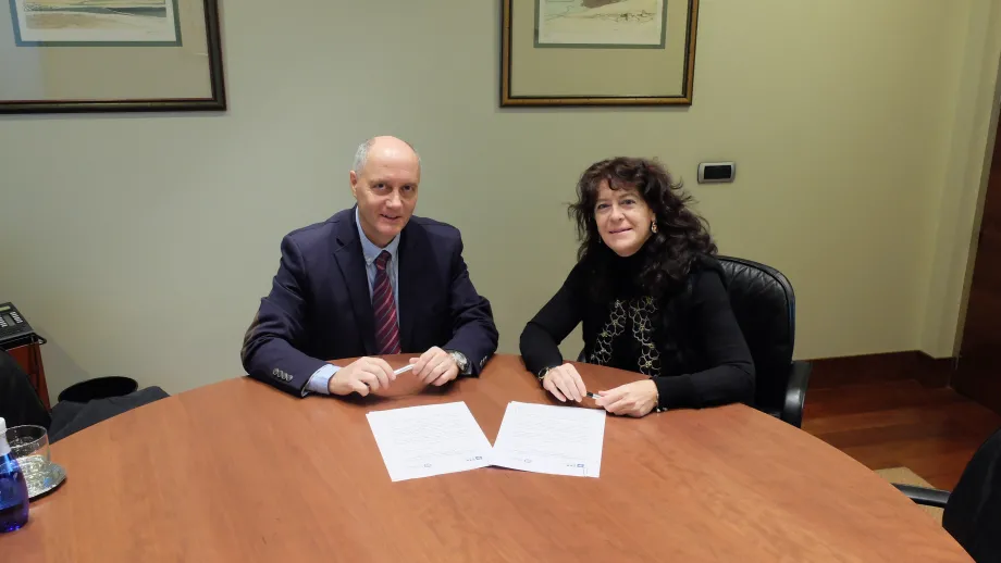 El director del Máster in Industry, Economics and Markets de la Universidad Carlos III de Madrid, Álvaro Escribano, y la directora corporativa de Asuntos Corporativos y Relaciones Institucionales, Ana Cuevas, en un momento de la firma del convenio.