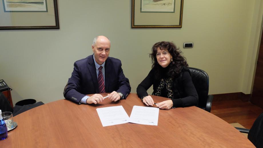 El director del Máster in Industry, Economics and Markets de la Universidad Carlos III de Madrid, Álvaro Escribano, y la directora corporativa de Asuntos Corporativos y Relaciones Institucionales, Ana Cuevas, en un momento de la firma del convenio.