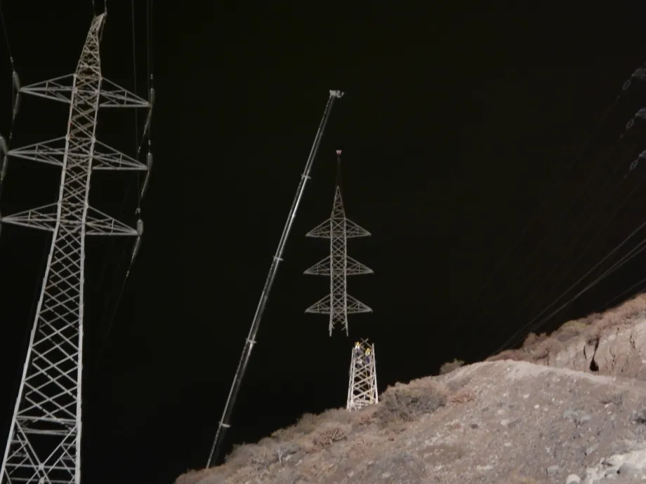 La sustitución de estos apoyos supone el saneamiento y mejora de la línea Jinámar-Buenavista de 66kV, una de las principales líneas de suministro eléctrico a la capital grancanaria.