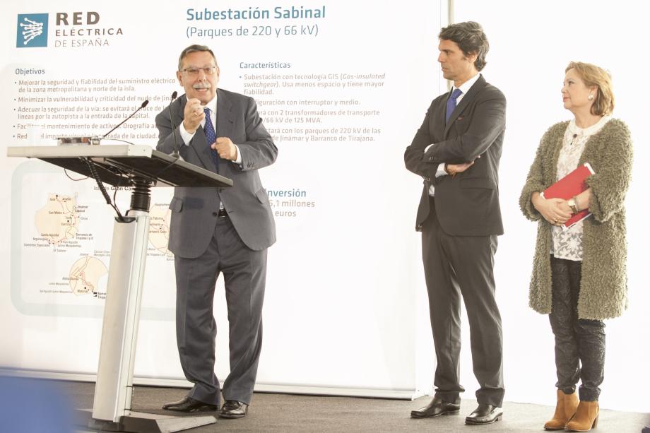 From left to right: the Chairman of Red Eléctrica de España, José Folgado; the Undersecretary of Industry, Energy and Tourism, Enrique Hernández Bento, and the Regional Minister of Employment, Industry and Commerce of the Government of the Canary Islands, Francisca Luengo, during their visit to the construction works of the El Sabinal substation.