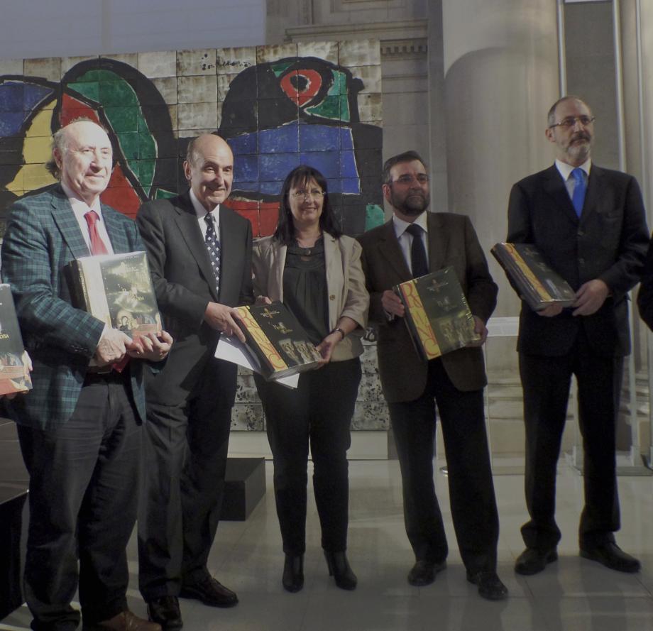 Los tres tomos dedicados a Barcelona han sido editados en castellano y en catalán y recopilan más de un millar de testimonios románicos de 253 localidades de 11 comarcas con fotografías y mapas de localización.