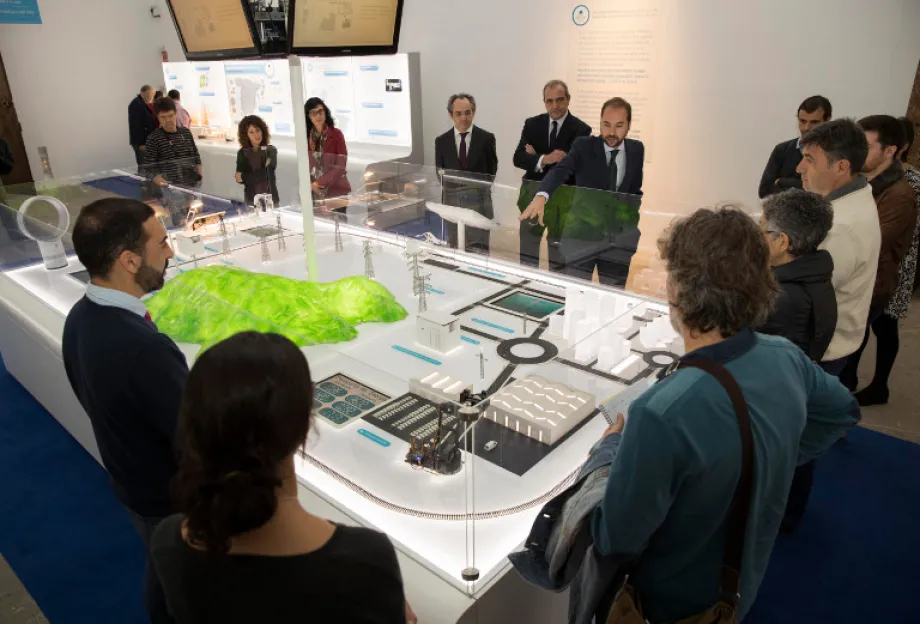 Autoridades durante la inauguración de ExpoREE en Palma de Mallorca.