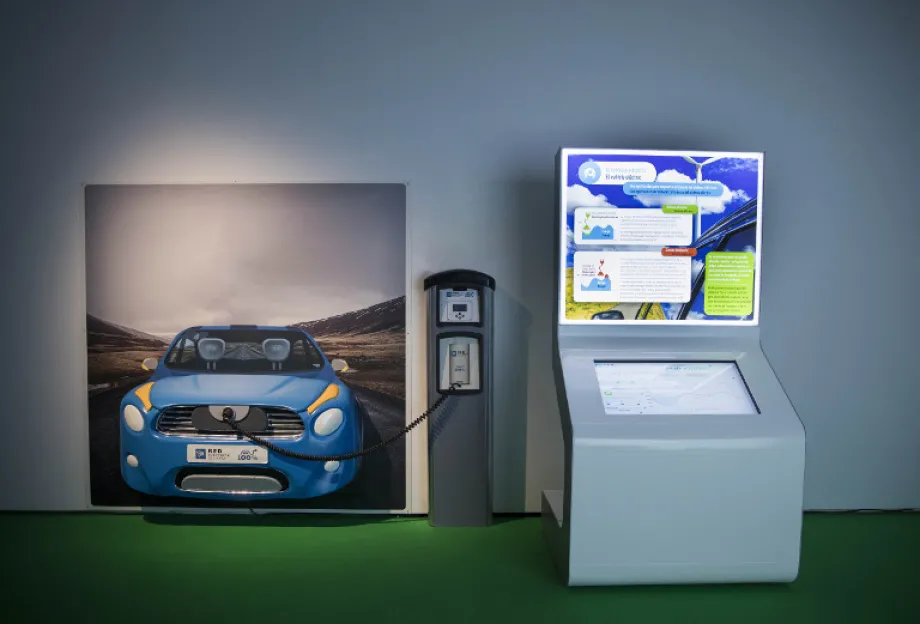 La exposición incluye un espacio dedicado al vehículo eléctrico.