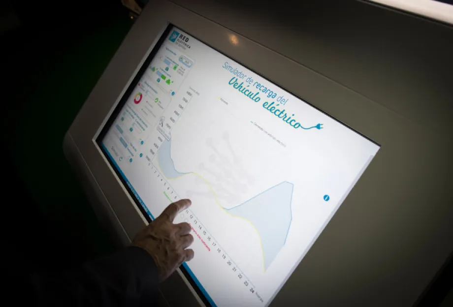 El visitante puede conocer más acerca del vehículo eléctrico a través del simulador de ExpoREE.