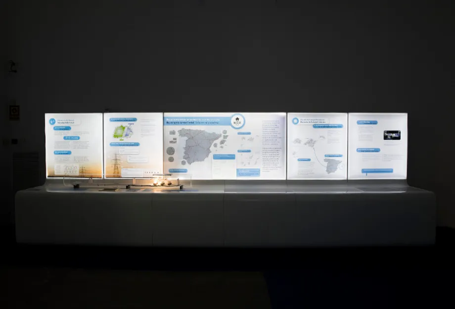 Los vídeos, los paneles gráficos y las pantallas táctiles convierten la exposición en una muestra interactiva.